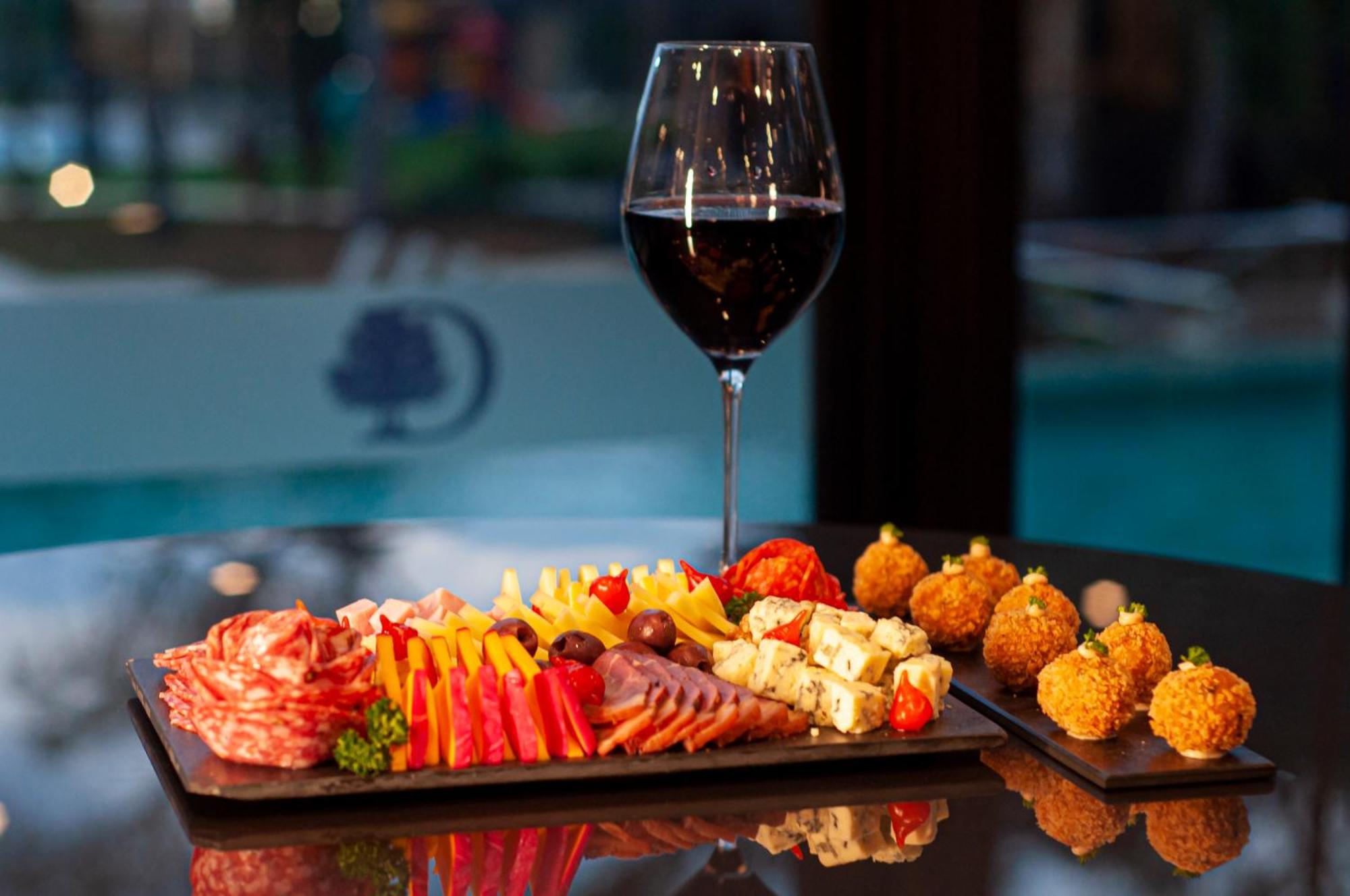 Doubletree By Hilton - Resort - Фос-ду-Іґуасу Екстер'єр фото A wine and tapas pairing