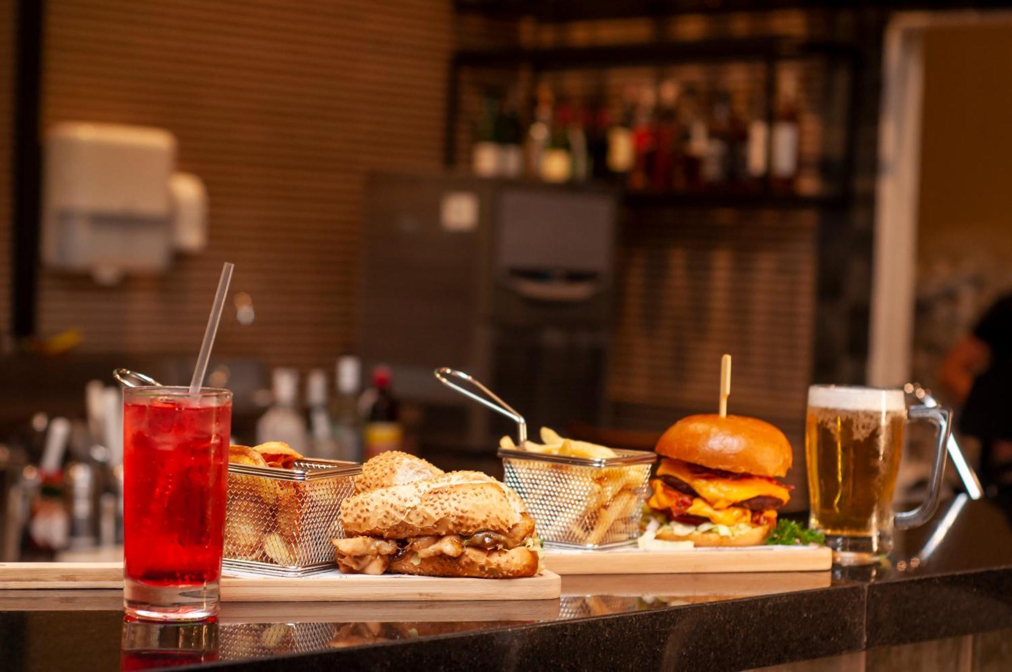 Doubletree By Hilton - Resort - Фос-ду-Іґуасу Екстер'єр фото A selection of food and drink at the bar