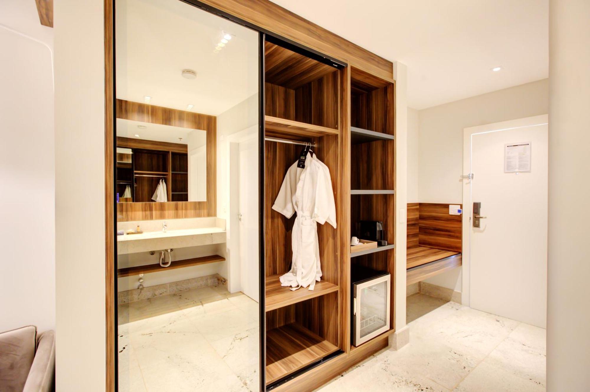 Doubletree By Hilton - Resort - Фос-ду-Іґуасу Екстер'єр фото Sliding mirrored wardrobe doors